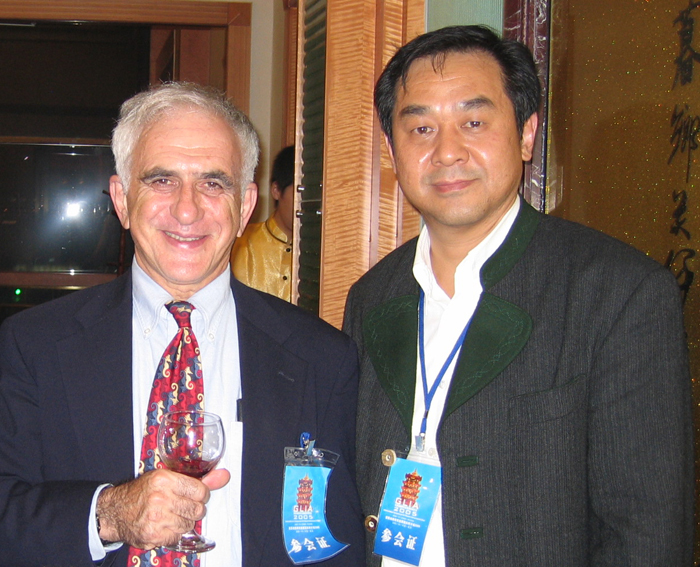 2005.10.17在武汉胶质细胞会议上与老友Harold Kimelberg喜相逢